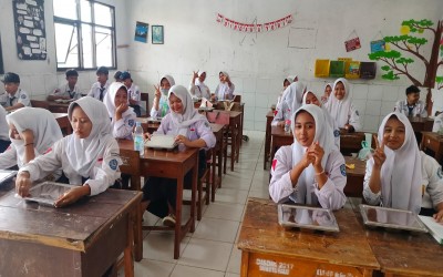 SMPN 2 TELUKJAMBE BARAT MELAKSANAKAN MAKAN SIANG GRATIS PROGRAM PEMERINTAH
